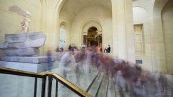 Fotografía: La Victoria de Samotracia en el Louvre nunca está sola