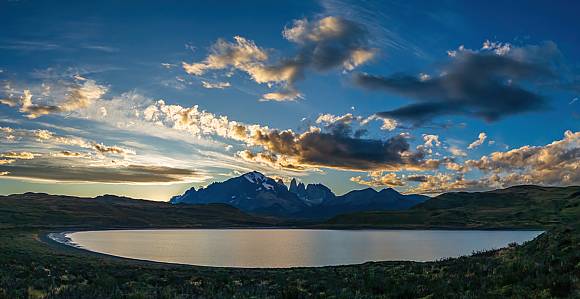 Anochecer viendo las Torres del Paine