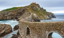 Fotografía: San Juan de Gaztelugatxe desde abajo