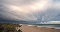Fotografía: El puerto comercial de Valencia desde Pinedo