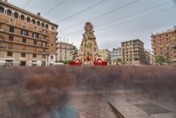 Fotografía: Había mucha gente visitando la virgen llena de flores