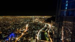Anocheciendo sobre Santiago de Chile desde el Sky Costanera