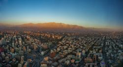 Fotografía: Santiago y la cordillera al anochecer desde el edificio Costanera