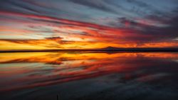 Anochecer sobre la laguna Chaxa en el salar de Atacama