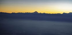 Volando hacia Atacama se puede ver el Aconcagua imponente