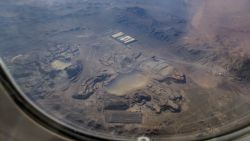 Volando hacia Atacama se ven muchas minas a cielo abierto