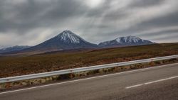 Ascendiendo con el imponente Licancabur a la izquierda