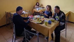 Conociendo gente curiosa en los desayunos