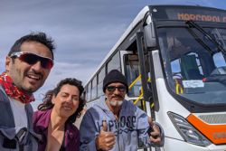 Las curiosidades que te encuentras en atacama, gente que mueve buses entre paises