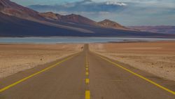 Parece que la carretera se vaya a acabar en el salar
