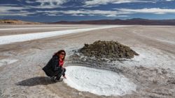 Probando la sal del salar de Quisquiro a ver estaba dulce
