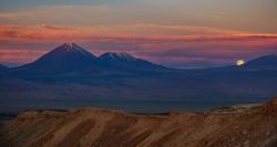 Salida de luna llena muy cerca del Licancabur en Atacama