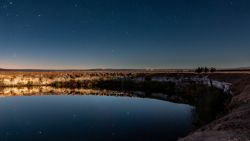Anocheciendo en los ojos del salar