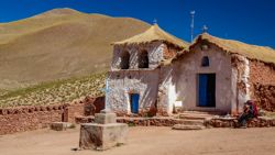 Pintoresca iglesia en el pueblo de Machuca