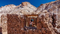 Casas ya abandonadas en la mina de sal del valle de la Luna