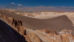 La duna mayor con el Licancabur al fondo en el valle de la Luna