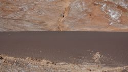 Parece un corte, pero es un efecto óptico y una duna en el Valle de la Luna