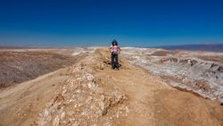 Por la cresta cerca de la gran duna se observa la inmensidad del valle de la Luna