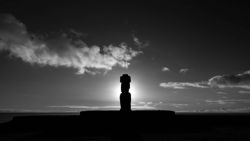 Un moai con pukao al anochecer