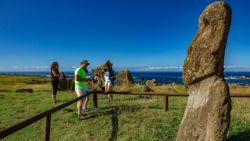 Bordear la isla con calma viendo Moai es lo que toca