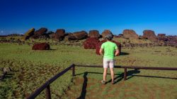 La isla está repleta de Moai con Pukao destrozados