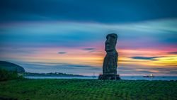 Anochece sobre un Moai solitario con Hanga Roa al fondo
