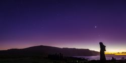Cuando llegamos a Ahu Tongariki todavía queda un rato para amanecer