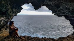 Imponen mucho los tubos de lava al acantilado sobre el mar
