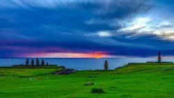 Fotografía: Espectacular anochecer sobre los Moai de Ahu Tahai, un clásico