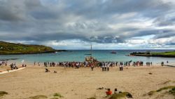 Se juntó un montón de gente para recibir al barco que viajó como hace 1000 años