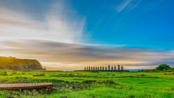 Así amanece sobre Ahu Tongariki en Isla de Pascua