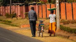 Fotografía: Siempre resulta curioso el transporte sobre la cabeza en África