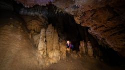 Fotografía: Mirando pequeñisimos detalles en la impresionante cueva del Tortero en Tous