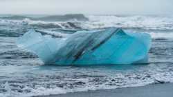Espectaculares icebergs en la playa de los diamantes