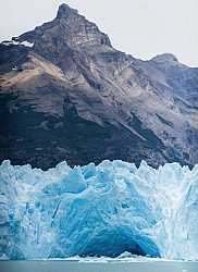 Impresionante Vista del Glaciar Perito Moreno y las semi-cuevas que se forman en el frente
