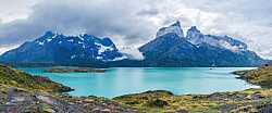 Vista panorámica de los cuernos del Paine sobre el lago
