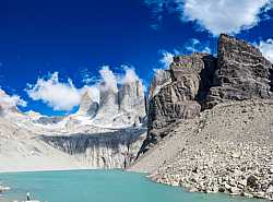 Impresionante Vista de Las Torres del Paine con Lago Turquesa