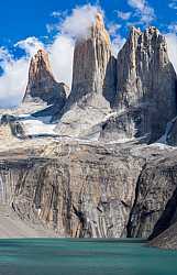 Imponentes Torres del Paine bajo un cielo despejado se podría decir
