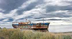 Barco Oxidado Varado en la Costa de Punta Arenas