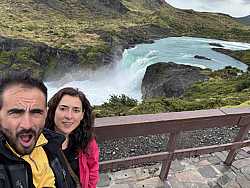 Disfrutando de la cascada Salto Grande en Torres del Paine