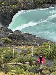 Cascada grande, junto a las aguas turquesas de Torres del Paine