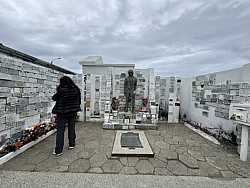 Estatua conmemorativa en cementerio de Punta Arenas, rodeada de placas de agradecimiento 