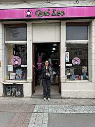 Entrada de la librería Qué Leo, buen título