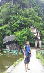 Entrando en la pagoda de Bich Dong