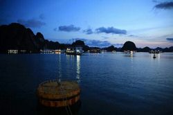 Hacer noche en barco en halong está muy chulo
