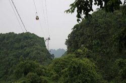 Puedes subir por el aire o en escaleras a la pagoda del perfume
