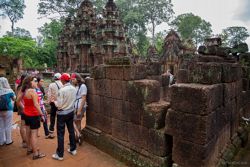 Fotografía: Nuestro queridisimo guía Mol Pao explicandonos Banteay Srei
