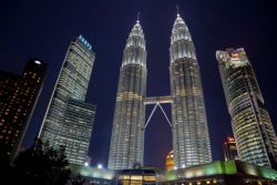 Vista nocturna de las Torres Petronas