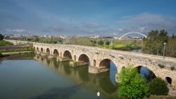 Puente romano en Mérida de 1km de longitud, con el de Calatrava al fondo