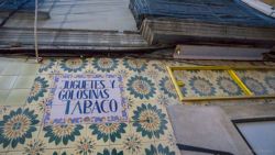 Fotografía: Cartel juguetes y golosinas tabaco